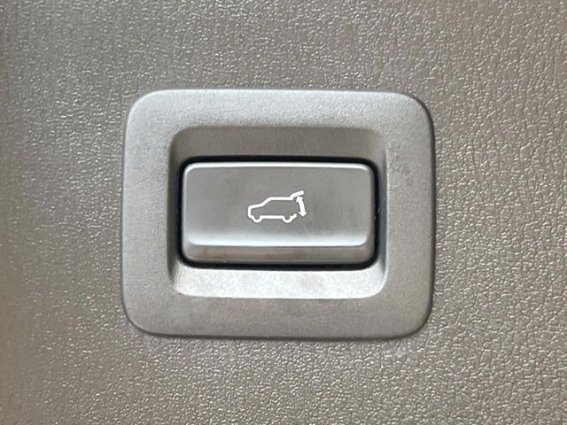 【パワーバックドア】スマートキーや運転席のボタンを押すだけでリアゲートが自動で開閉します！荷物を持っている時や、高い位置にあるバックドアを閉める際に便利な機能です♪