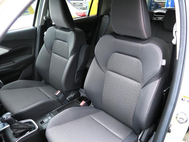 足元もヒロビロで運転しやすいです！シートリフターもついているのでドライビングポジションの調節もラクラクです！