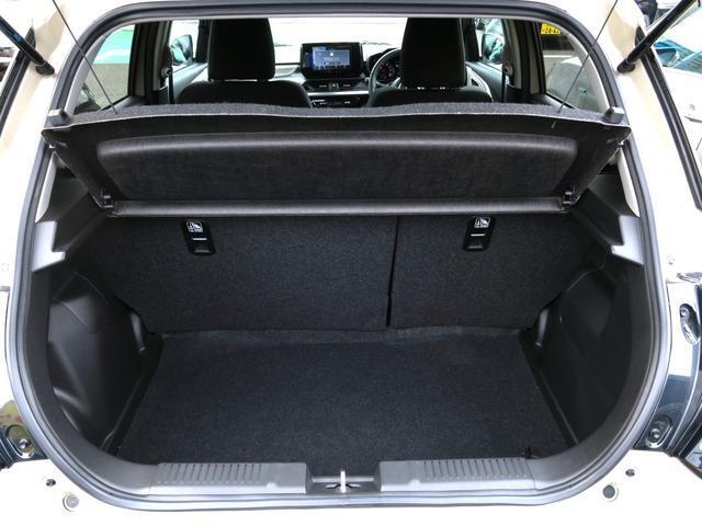 荷室は必要十分な広さで使い勝手がいいです！