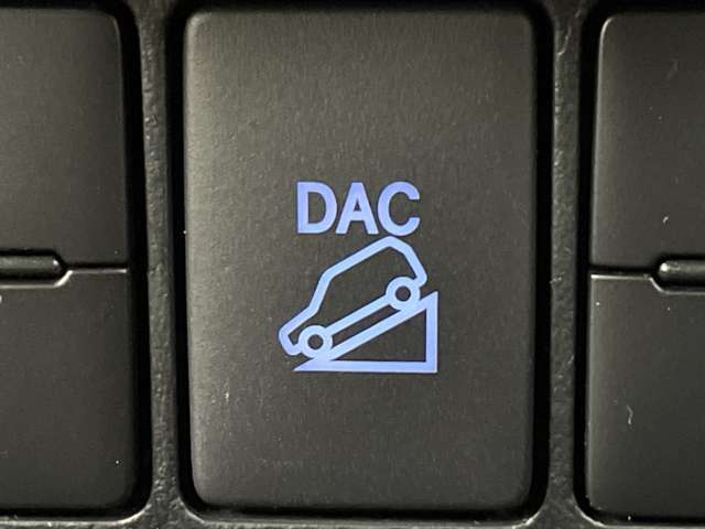 【ダウンヒルアシストコントロールシステム（DAC）】急な下り坂を降下する際でも、システムが安全な速度での走行を維持できるようにブレーキ制御を行いサポートします！オフロード・積雪路などで活躍します！