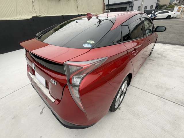 カラーヘッドアップディスプレイ装備車☆メーターに表示されるスピード、エンジン回転数などが表示され、少ない視点移動で運転に必要な情報が得られるので、安全性の向上、疲労の軽減につながります
