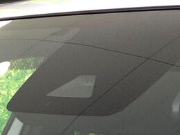 【トヨタセーフティセンス】走行中に前方の車両等を認識し、衝突しそうな時は警報とブレーキで衝突回避と被害軽減をアシスト。より安全にドライブをお楽しみいただけます。