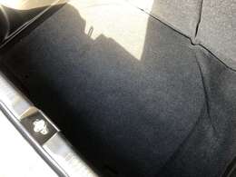 トランクフロアに軽微な歪みがございます。軽度の修復ですので走行に問題ありません♪　修復箇所に関しましては、お客様が乗られている期間中の保証をお付けしておりますのでご安心ください♪