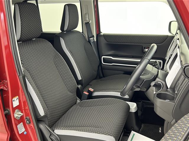 【運転席】座り心地が良いシートなので長時間の運転でも快適にお過ごしいただけます。新品のフロアマットのご注文も可能です。掲載箇所以外にご希望の写真がございましたらお気軽にお問い合わせ下さい。
