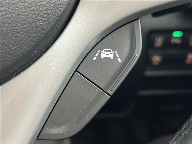 【車線逸脱抑制制御機能】車線からはみ出しそうな時、ブザーとメーター内表示でお知らせします。車線内に戻すよう、ステアリング操作をアシストします。機能には限界があるためご注意ください。