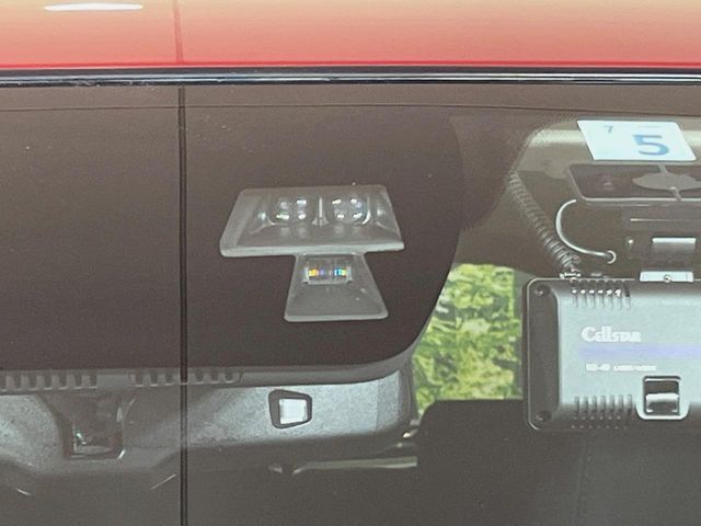 【スマートシティブレーキサポート】低速走行中に前方の車両等を認識し、衝突しそうな時は警報とブレーキで衝突回避と被害軽減をアシスト。より安全にドライブをお楽しみいただけます。