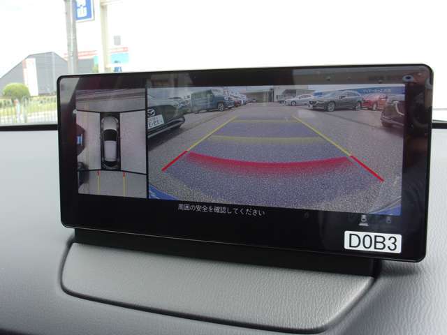 360度ビューカメラを搭載。4方の小型カメラの映像を処理し、車両真上からの映像に変換しています。