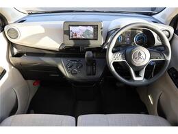 前席全体　目線も高く広い視界で安心して運転することができますね！