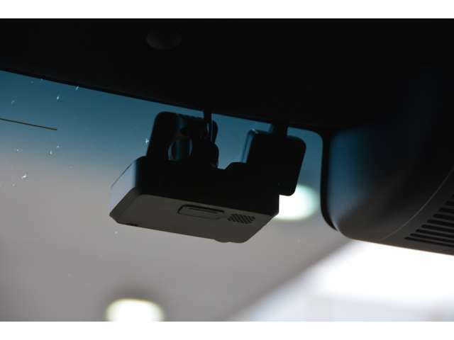 フルハイビジョン（1920×1080）録画。ナビ連動なので、ドライブレコーダーの操作がナビ本体のモニターでできます。記録した映像をその場で確認したり、設定や操作がスムーズに行えます。駐車録画機能付き。