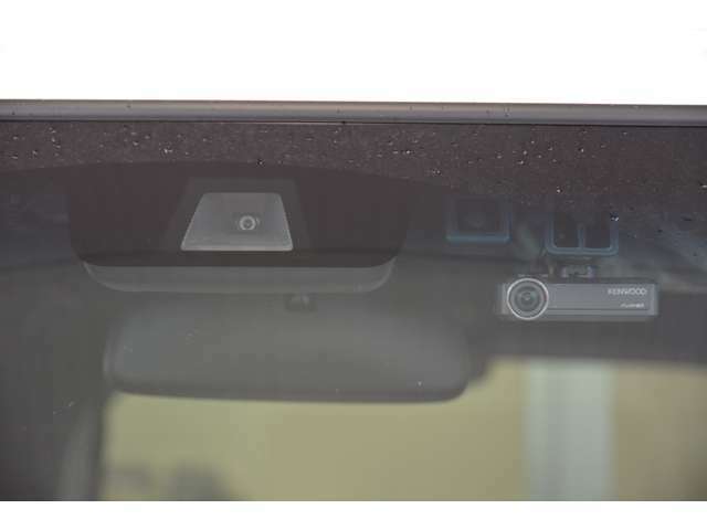 Aプラン画像：フルハイビジョン（1920×1080）録画。ナビ連動なので、ドライブレコーダーの操作がナビ本体のモニターでできます。記録した映像をその場で確認したり、設定や操作がスムーズに行えます。駐車録画機能付き。