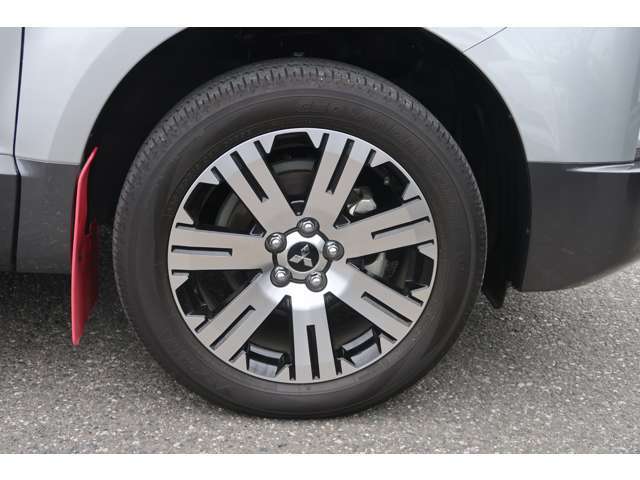 タイヤサイズ 225/55R-18　純正アルミホイール。