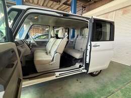 大きな開口部の両側スライドドアで乗り降りもラクラク！左側は柱がないので更に広く開けられます！