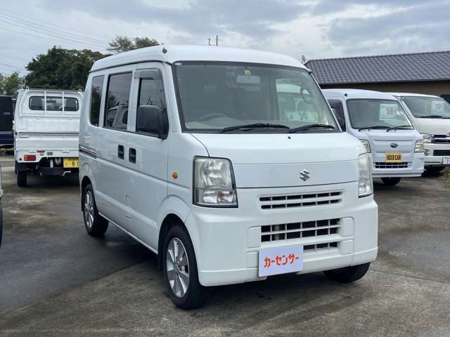 人気の中古車が総勢40台。展示場にてお客様を丁寧に車のご案内いたします。場内試乗も行えます♪