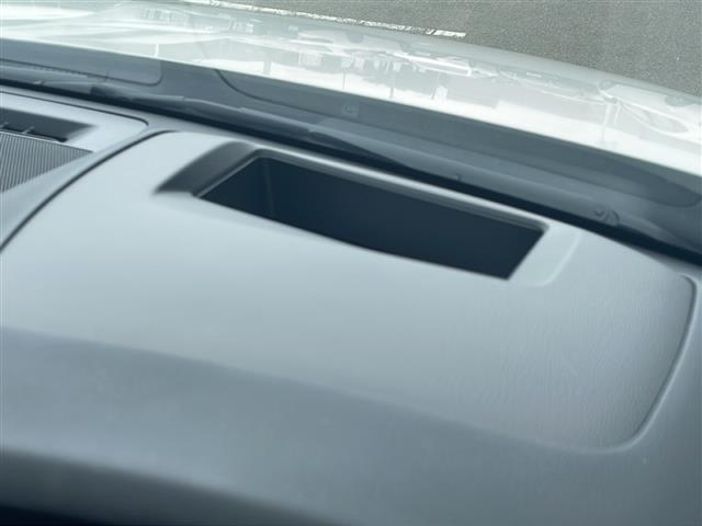 【ヘッドアップディスプレイ（HUD）】フロントウインドウガラスに走行情報を投影します。運転中の目線と重なるように表示されるので、少ない視線移動で速度が確認できるので、 ドライビングに集中できます！