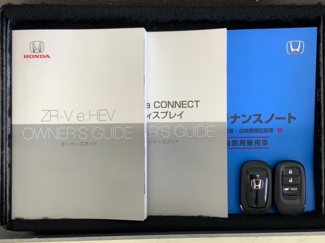 スマートキーは鍵をバッグに入れたままでもドアロックの開閉やエンジンのON・OFFができます。夜間や雨の日も鍵を探さなくて良いので便利です。