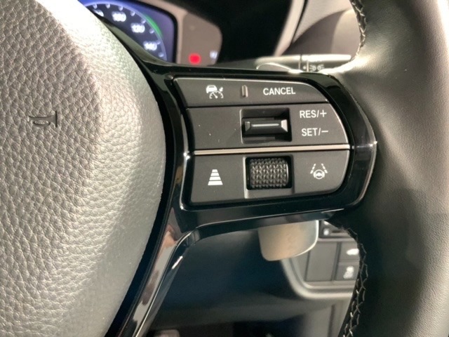 クルーズコントロールを装備しています。高速道路などで一定の速度で走ってくれるので運転が楽ですよ！速度を設定できますので、スピードの出しすぎにも注意できます。