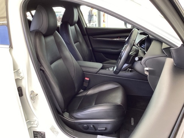 運転席は本革パワーシート仕様なので、快適にドライブができます。ハンドルはテレスコピック機能で、ハンドル位置を上・下・手前・奥に調節できます。