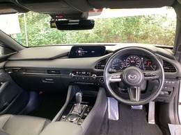 ご覧のように、視界が広く運転しやすいように設計されています。また、デュアルフルオートエアコンで快適です。
