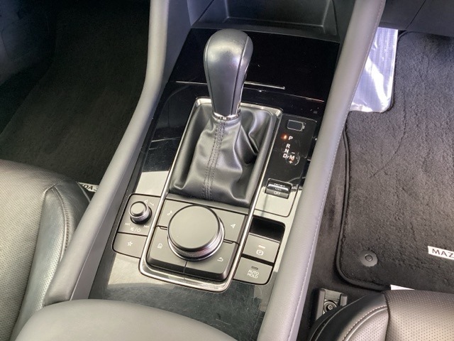 シンプルでとても使いやすいフロアシフトに、パーキングブレーキは電子制御パーキングブレーキです。