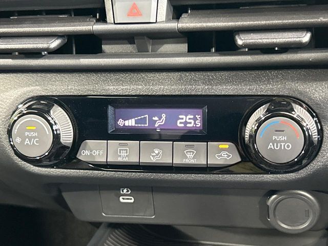 【オートエアコン】一度お好みの温度に設定すれば、車内の温度を検知し風量や温度を自動で調整。暑い…寒い…と何度もスイッチ操作をする必要はありません。快適な車内空間には必須の機能ですね♪
