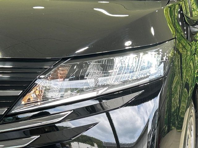 【LEDヘッドライト】悪天候や夜間走行時も良好な視界を確保し安心して運転できる高輝度LEDヘッドライトを装備！点灯速度が早く、消費電力も抑えられています。