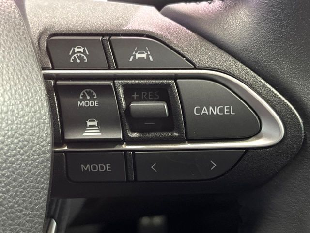 【レーダークルーズコントロール】高速道路での長距離走行が楽に！！自動で速度を保つクルーズコントロールが、衝突軽減システムと連携し、前方の車両を感知して車間を保つように速度調節してくれます！！