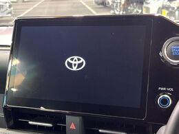 【10.5インチナビ】高級感とインパクトのある大画面ナビを装備。各種オーディオ操作はもちろん、スマホ連携もできる利便性の高いナビです♪