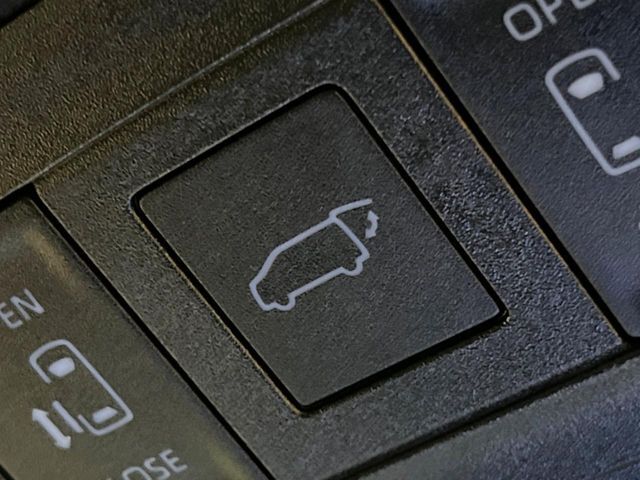 【パワーバックドア】スマートキーや運転席のボタンを押すだけでリアゲートが自動で開閉します！荷物を持っている時や、高い位置にあるバックドアを閉める際に便利な機能です♪