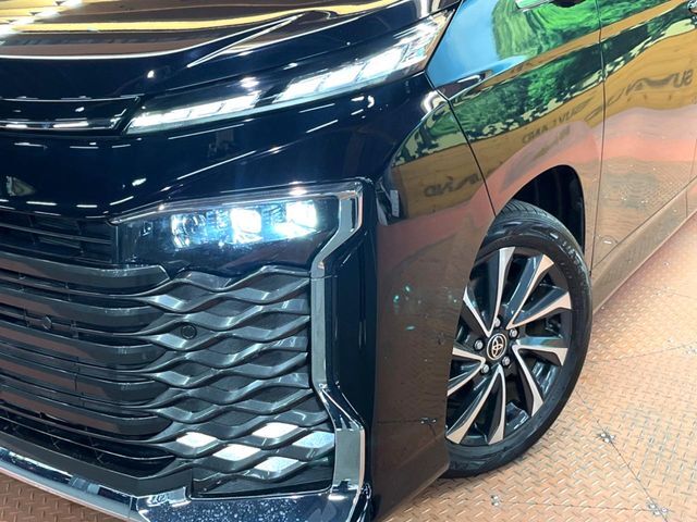 【三眼LEDヘッドライト】スタイリッシュな見た目の三眼LEDヘッドライトを装備♪スタイルだけでなく、夜間の走行も視界良好で安心してお乗りいただけます。