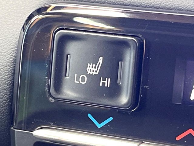 【前席＋後席シートヒーター】寒い日に重宝するシートヒーターを後席にも装備！エアコンより早く温まってくれるので寒がりの人も安心ですね♪エアコンの温風は乾燥するから苦手、という方にもをおすすめです。