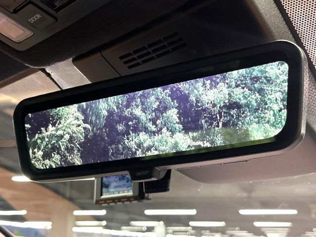 【デジタルインナーミラー】後席の大きな荷物や同乗者で後方が確認しづらい時でも安心！カメラが撮影した車両後方の映像をルームミラー内に表示。クリアな視界で状況の確認が可能です！