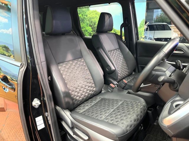 【ハーフレザーシート】高級感と座り心地を両立した人気のシート♪背面・座面のファブリック素材は、通気性の良さや滑りにくさに優れています。気温や服装に左右されず快適にお乗りいただけます。