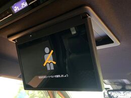 【フリップダウンモニター】大画面モニターで後席でもエンタメをお楽しみいただけます。小さなお子様にも大人気の装備です♪