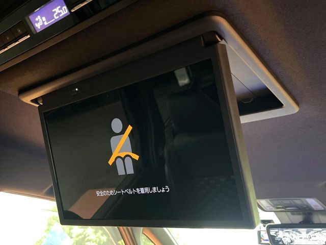 【フリップダウンモニター】大画面モニターで後席でもエンタメをお楽しみいただけます。小さなお子様にも大人気の装備です♪