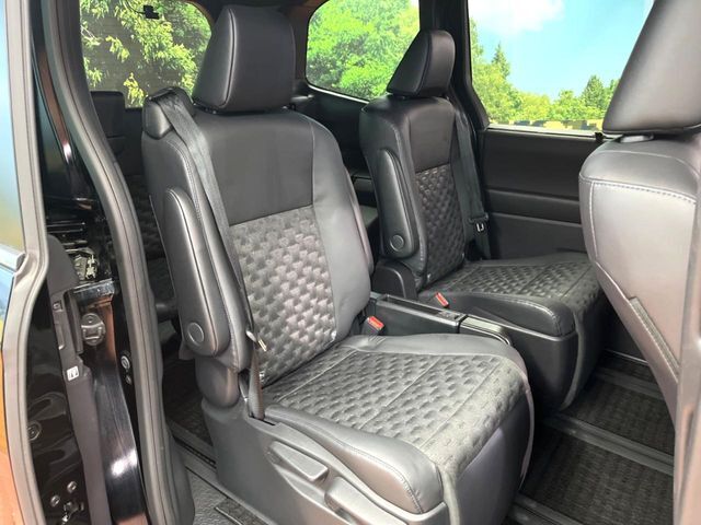 二列目中央はウォークスルーとなっております。二列目と三列目の移動や乗り降りがとっても楽になるので、乗り降りの際もストレスを感じることはありません♪