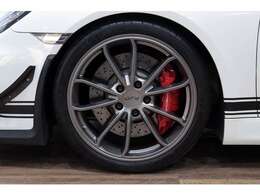 ケイマンGT4専用の20インチアルミホイールは、目立つ歪み等無く良い状態です！！