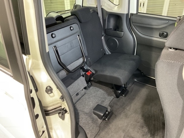 後席をはね上げれば、「もうひとつの荷室」が生まれます。