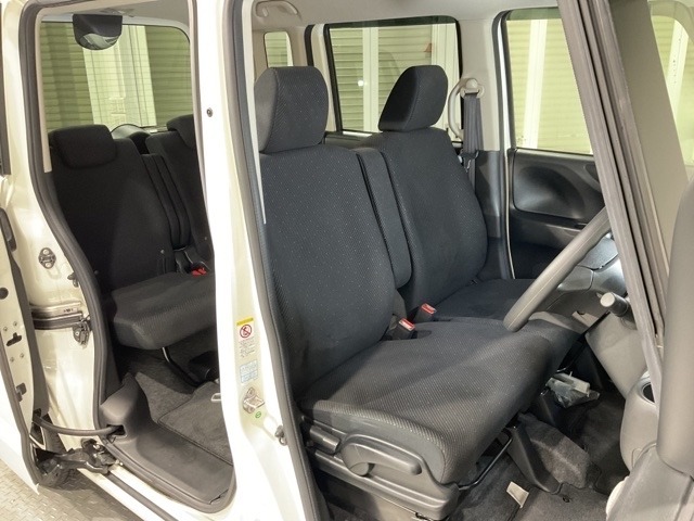 乗降がしやすい運転席。高さが調節できて小柄な方でもベストポジションをとることができます。