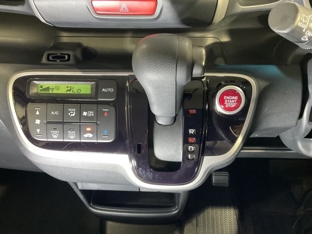 自然に手が届く距離に配置されたシフトレバー。