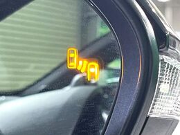 【ブラインドスポットモニター】走行中、ドアミラーの死角になりやすい箇所に後続車が接近するとサイドミラーのレンズに警告を表示！ドライバーに注意喚起をしてくれます。