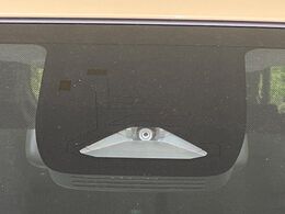 【トヨタセーフティセンス】走行中に前方の車両等を認識し、衝突しそうな時は警報とブレーキで衝突回避と被害軽減をアシスト。より安全にドライブをお楽しみいただけます。