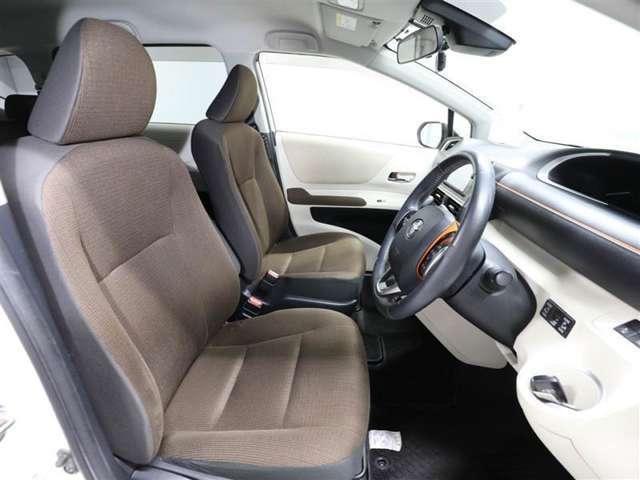 ゆったり室内で運転もしやすいです♪使い勝手の良い配置も考えられています！！