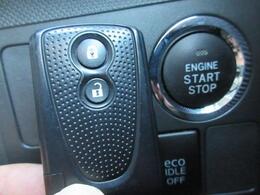 今流行でとても便利なスマートキーも装備！エンジン始動もキー開閉もキーフリーで行えて便利ですよ！