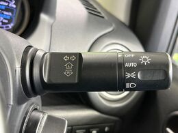 【オートライト】周りの明るさに応じて自動でヘッドライトの点灯・消灯ができる機能です！ライトの付け忘れ・消し忘れなどが無くなり、雨の日や夕方の走行も安心！トンネル通過時も便利ですね♪