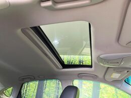 【サンルーフ】開放感たっぷりの希少装備、サンルーフが装着されています！車内に明かりを取り入れたり景色を楽しむ以外にも、車内の空気も簡単に換気できて快適です！