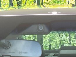 【エマージェンシーブレーキ】走行中に前方の車両等を認識し、衝突しそうな時は警報とブレーキで衝突回避と被害軽減をアシスト。より安全にドライブをお楽しみいただけます。