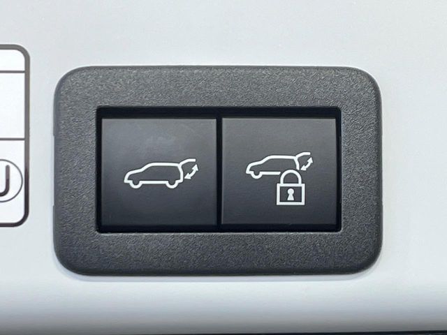 【パワーバックドア】スマートキーや運転席のボタンを押すだけでリアゲートが自動で開閉します！荷物を持っている時や、高い位置にあるバックドアを閉める際に便利な機能です♪