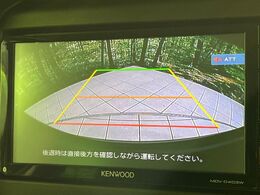 【バックカメラ】駐車時に後方がリアルタイム映像で確認できます。大型商業施設や立体駐車場での駐車時や、夜間のバック時に大活躍！運転スキルに関わらず、今や必須となった装備のひとつです！