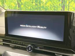 【メーカー純正ナビ】インテリアに溶け込むスタイリッシュな「専用設計」メーカーナビを装備♪視認性や操作性など基本性能にも優れ、より上質なカーライフをお楽しみいただけます。