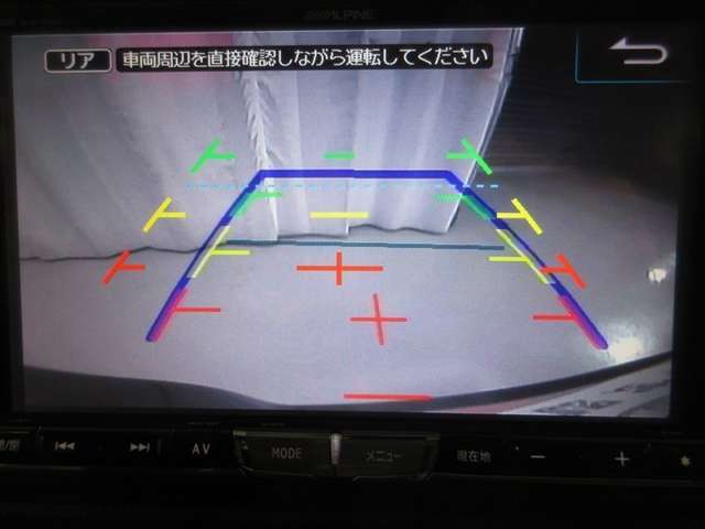 バックに入れると車両後方の様子をナビ画面に表示！死角が多いバックの車庫入れもこれで安心！